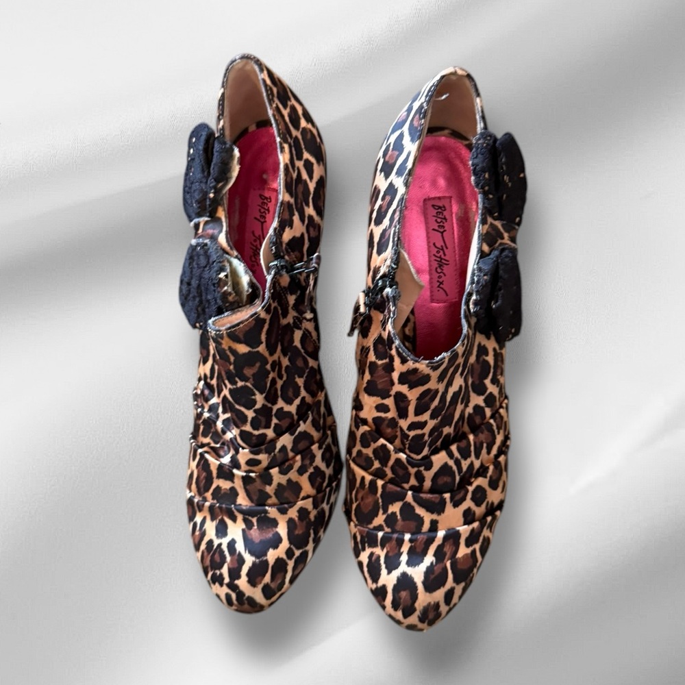 Betsey‎ Johnson Animal Print Heels with Bows - Picture 2 of 8